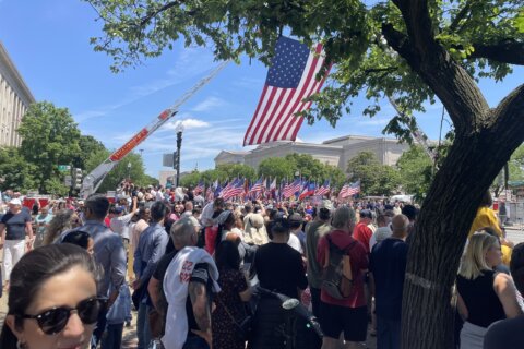 Thousands attend Memorial Day parade to honor soldiers who fought and died for America